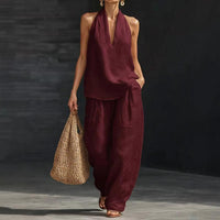 Ensemble en lin bordeaux texturé : débardeur col V et pantalon ample assorti.