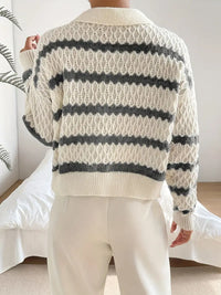 Dos de pull à rayures crème et noir, maille texturée, manches longues côtelées.