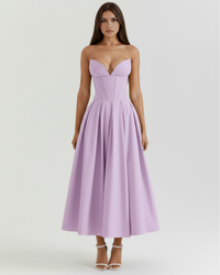 Robe midi lilas sans manches à corset, jupe évasée, décolleté en cœur.