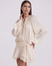 Robe ivoire à manches bouffantes, encolure nouée, ceinture à nouer, jupe évasée
