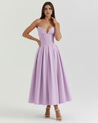 Robe midi lilas bustier, décolleté en cœur, taille marquée, jupe évasée.