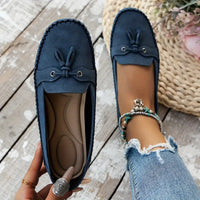 Mocassins orthopédiques en suède bleu foncé, laçage à glands et intérieur beige.