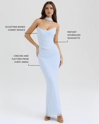 Robe longue bleu clair moulante, buste drapé, taille cintrée, col montant
