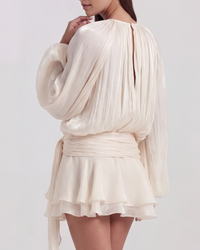 Robe ivoire vue dos : manches bouffantes, plis verticaux, ceinture et jupe courte