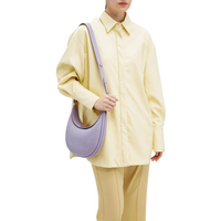 Sac croissant lavande porté en bandoulière, forme arrondie et fermoir doré