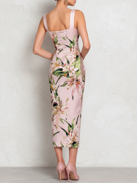 Robe midi satinée rose à fleurs, vue de dos avec bretelles fines et jupe fourreau