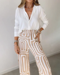 Ensemble deux pièces : blouse blanche col V, pantalon beige à motifs graphiques