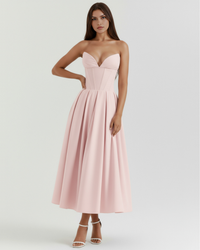 Robe midi rose poudré à bustier cœur, taille corsetée et jupe évasée plissée.