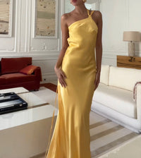Robe satinée jaune à épaules dénudées, bretelle fine, coupe longue près du corps