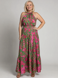 Robe midi motif floral rose et vert, encolure haute drapée, taille froncée, coupe longue.