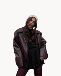 Veste en cuir bordeaux surdimensionnée, col châle et fermeture boutonnée.