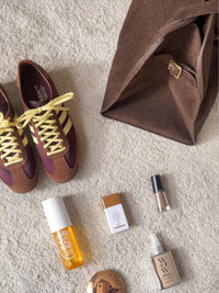 Sac en daim marron avec poche zippée, vue en biais