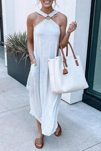 Robe midi bleu clair sans manches, encolure dos-nu et fente latérale discrète.