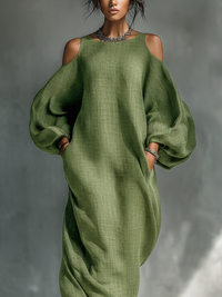 Robe longue vert clair, buste encolure ronde, manches bouffantes et épaules dénudées.