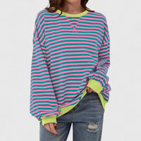Pull ample rayé turquoise et rose, encolure ronde, manches longues, poignets froncés