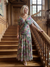 Robe midi fluide à épaules drapées, motif tie-dye vert et rose, jupe vaporeuse.