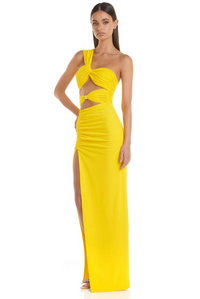 Robe longue jaune avec grande fente, découpes au buste et allure asymétrique.