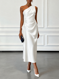 Robe midi satinée blanche à une bretelle, drapé sculptant sur l’avant