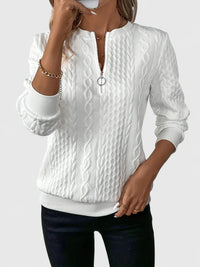 Pull blanc à zip discret, encolure zippée, texture torsadée, manches longues