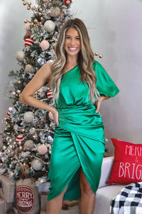 Robe midi satin verte une épaule, fente avant, drapé au buste, manches ample.