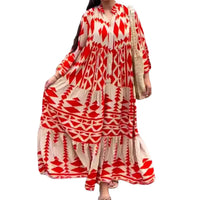 Robe-chemise rouge et écru à motifs géométriques, bas volanté, manches longues.