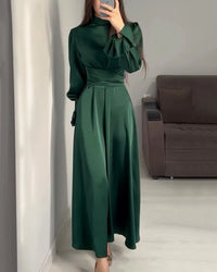 Robe longue en satin vert foncé, col noué et manches bouffantes