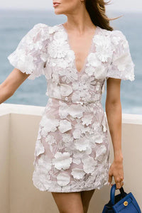 Robe courte blanche à fleurs en relief, encolure en V, manches bouffantes
