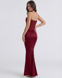 Robe longue bordeaux sans bretelles, dos nu dans la partie supérieure, coupe sirène évasée.
