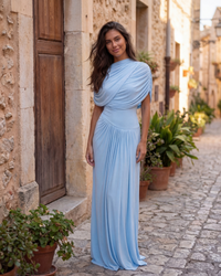 Robe longue Camilla bleu clair, drapé sur l’épaule, manches courtes, jupe longue