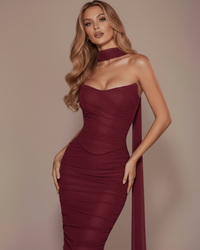 Robe Zenobie bordeaux bustier drapé, encolure col montant et silhouette moulante