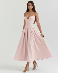 Robe rose poudré midi, encolure cœur et jupe ample plissée, longueur mi-mollet.