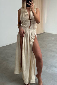 Robe longue bohème beige clair à dos nu, fronces au buste et fente sur la jambe.