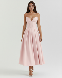 Robe midi rose poudré à bustier structuré et jupe évasée avec plis marqués.