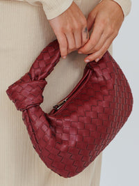 Mini sac à anse tressé rouge cerise, tressage en maille et anse torsadée
