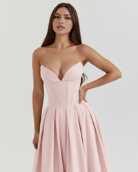Corsage de robe rose poudré à décolleté cœur structuré, couture verticale et panneaux corsetés.
