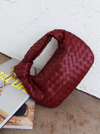 Mini sac à anse tressé rouge cerise, poche zippée et tressage en losanges