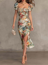 Robe midi fleurie rétro vert sauge, encolure carrée, manches bouffantes, fente