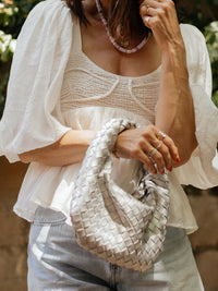Mini sac à anse tressé beige, tressage en maille et anse courte