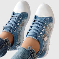 Baskets orthopédiques bleu clair, empiècements à motifs et liserés décoratifs.