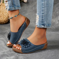 Sandales orthopédiques Athenia bleu marine avec fleur noire, semelle marron.