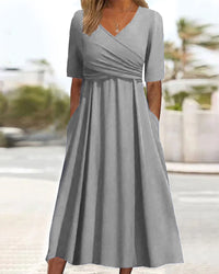 Robe midi grise à encolure V, manches courtes, effet croisé et jupe évasée