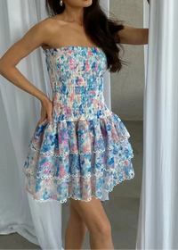 Robe bustier fleurie bleue, corsage froncé, jupe à volants avec bord dentelé