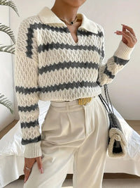 Pull rayé crème et noir, col effet peau lainée, finitions côtelées aux manches.