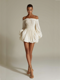 Robe courte ivoire plissée, encolure bardot élastiquée, manches bouffantes
