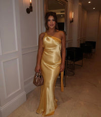 Robe longue satinée jaune à épaules dénudées, bretelles fines, drapé discret