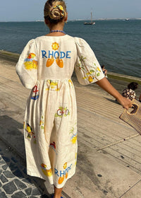 Robe longue blanche à fleurs, dos avec motif «RHODE», taille froncée