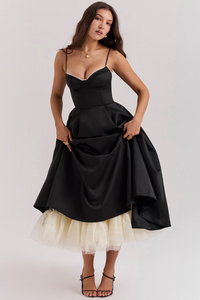 Robe midi satin noire et tulle, bretelles fines, décolleté cœur, jupe évasée.