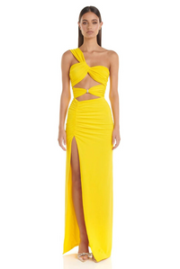 Robe longue jaune, buste asymétrique noué, découpes sous la poitrine, fente latérale.