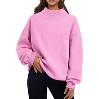 Sweat col roulé oversize rose, col montant, manches longues amples.