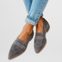 Mocassins en daim gris, style mocassin à bride, bout en amande et semelle gomme